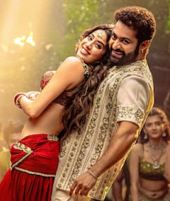 Devara Movie Stills: 'దేవర'లో ఎన్టీఆర్, జాన్వీ స్టిల్స్... హీరోయిజంతో పాటు రొమాన్స్