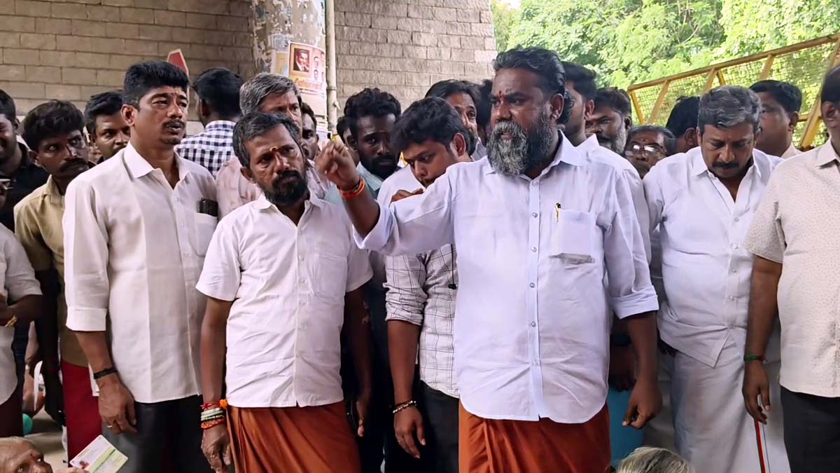 Palani: அடையாள அட்டைகளை ஒப்படைக்கும் போராட்டத்தில் ஈடுபட்ட பழனி அடிவார மக்கள்: காரணம்?