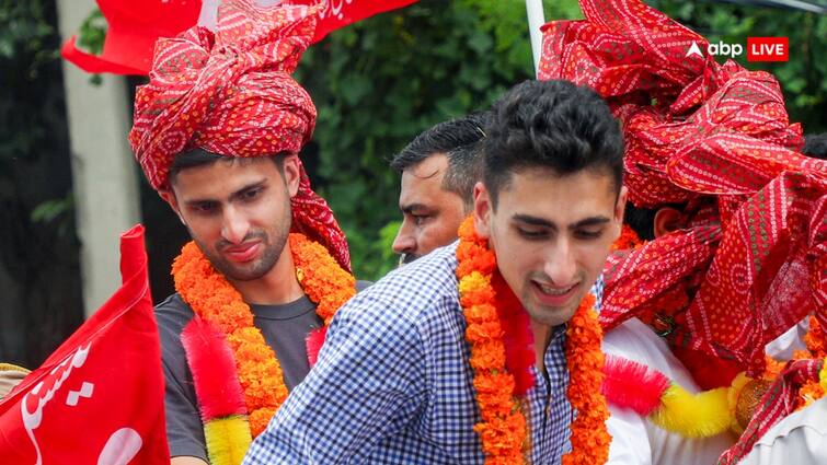 चौथी पीढ़ी की एंट्री! पिता, दादा, परदादा- तीनों रहे जम्मू-कश्मीर के सीएम, अब पोतों की तैयारी शुरू Omar Abdullah son Zahir and Zamir joined road show of NC candidate चौथी पीढ़ी की एंट्री! पिता, दादा, परदादा- तीनों रहे जम्मू-कश्मीर के सीएम, अब पोतों की तैयारी शुरू