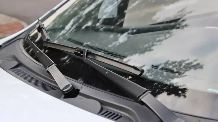 लेकिन कार से जुड़े कुछ ट्रैफिक नियमों के बारे में शायद आपको पता ना हो. जैसे मोटर व्हीकल एक्ट के तहत कार में वाइपर होना जरूरी है.