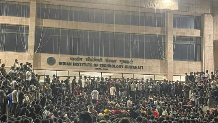 student from the Indian Institute of Technology Guwahati found dead in his hostel room Massive Protest IIT गुवाहाटी के हॉस्टल में एक और छात्र का शव मिला, कैंपस में बवाल, इस साल 4 छात्रों की हुई मौत