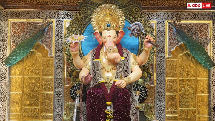 Lalbaugcha Raja Donation: मुंबई के लालबाग में हर तरह गणपति के भक्तों की भीड़ नजर आ रही है. इस बीच जानिए तीसरे दिन लालबागचा राजा को कितना चढ़ावा मिला है.