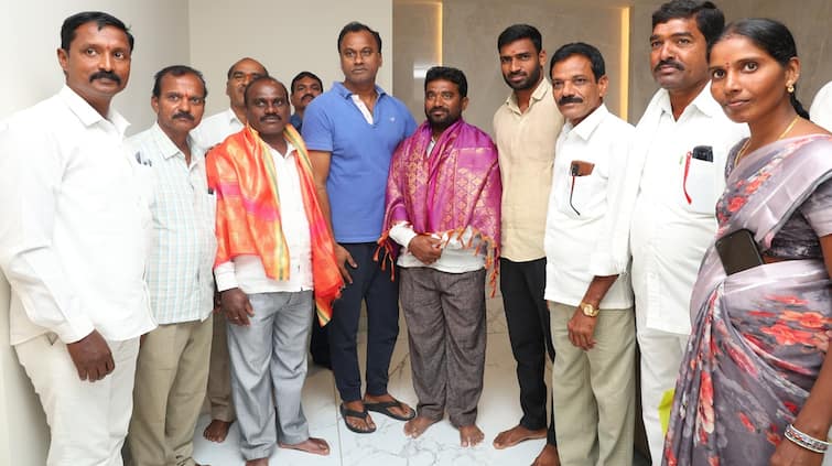 Munugode MLA Komatireddy Raja Gopal Reddy honors belt shop owners Komatireddy Raja Gopal: బెల్టుషాపు ఓనర్లని సన్మానించిన కాంగ్రెస్ ఎమ్మెల్యే