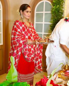 हाथों में चूड़ा...मांग में सिंदूर, सोलह श्रृंगार कर आरती सिंह ने पति संग किया गणपति विसर्जन, देखें तस्वीरें