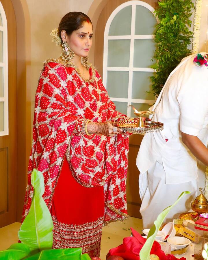 आरती सिंह ने अपने इंस्टाग्राम अकाउंट पर गणपति विसर्जन की कई सारी खूबसूरत तस्वीरें शेयर की हैं. जो अब चर्चा में बनी हुई हैं.