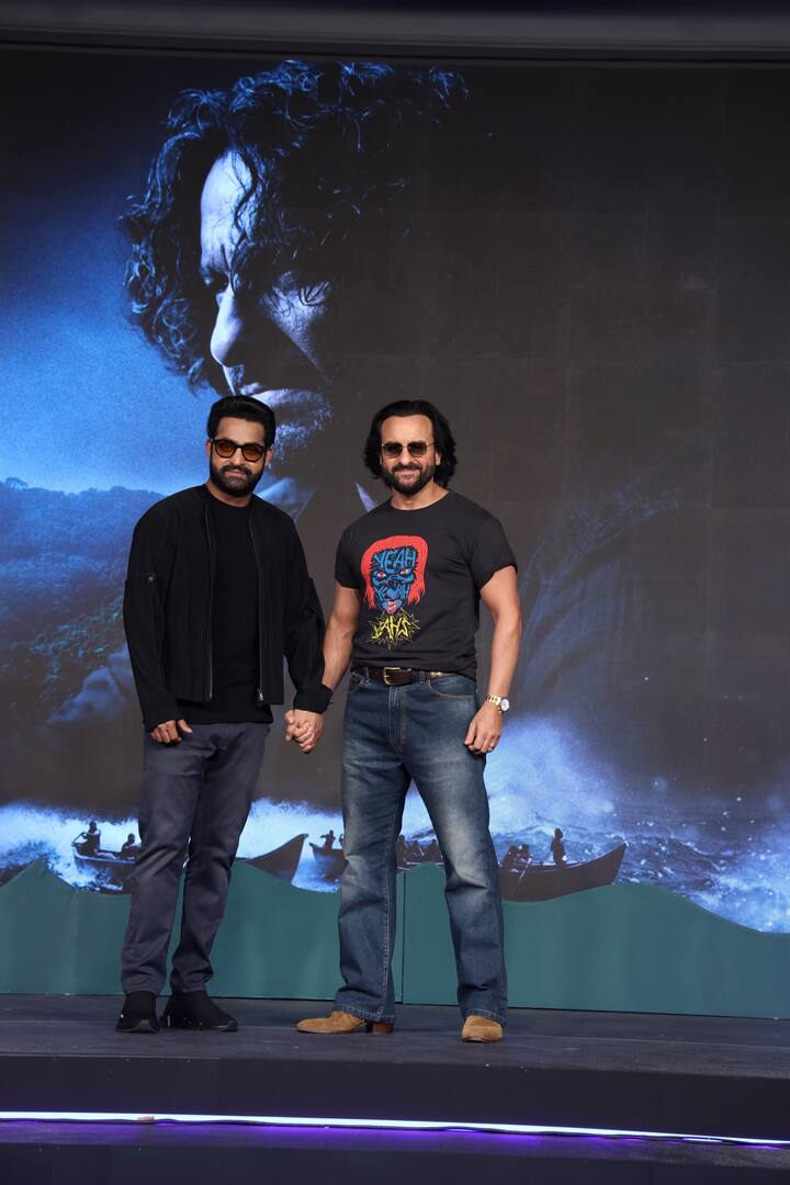 सैफ और जूनियर एनटीआर की ये तस्वीरें अब सोशल मीडिया पर छाई हुई है. जिनपर दोनों के फैंस जमकर लाइक्स और कमेंट कर रहे हैं.