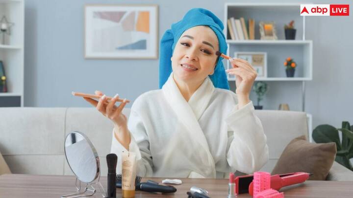 स्टीम सेशन स्किन के लिए होता है अच्छा: कोरियाई ग्लास स्किन चाहिए तो आपको रेगुलर स्टीम सेशन या स्टीमी शॉवर लेना होगा. स्टीम स्किन के पोर्स को खोलती है. साथ ही यह त्वचा में फंसी गंदगी को बाहर निकालती है. आप स्टीमर से सीधे स्टीम ले सकते हैं. हर दिन 5-7 मिनट तक स्टीम जरूर लें.