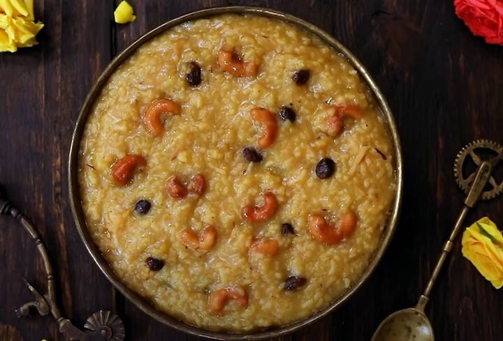 அடுத்தது ஒரு பாத்திரத்தில், தண்ணீர் மற்றும் பால் சேர்த்து சூடாக்கி கொள்ளவும். அடுத்தது ஊறவைத்த அரிசியை சேர்த்து வேகவிடவும்.