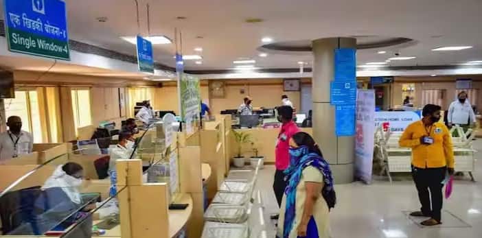જો ઓછા બેલેન્સને કારણે ચેક પરત આવે છે તો તમારે ચેક દીઠ 300 રૂપિયાનો દંડ ભરવો પડશે. નાણાકીય વર્ષમાં કરન્ટ એકાઉન્ટ, રોકડ લોન અને OD ખાતા માટે તમારી પાસેથી 300 રૂપિયા લેવામાં આવશે. ચોથો ચેક પરત કરવાના કિસ્સામાં ગ્રાહકો પાસેથી 1,000 રૂપિયાની ફી વસૂલવામાં આવશે. જો ચેક અન્ય કોઈ કારણોસર પરત કરવામાં આવે તો 100 રૂપિયાની ફી લેવામાં આવશે. ટેકનિકલ કારણોસર કોઈ ફી લેવામાં આવશે નહીં.