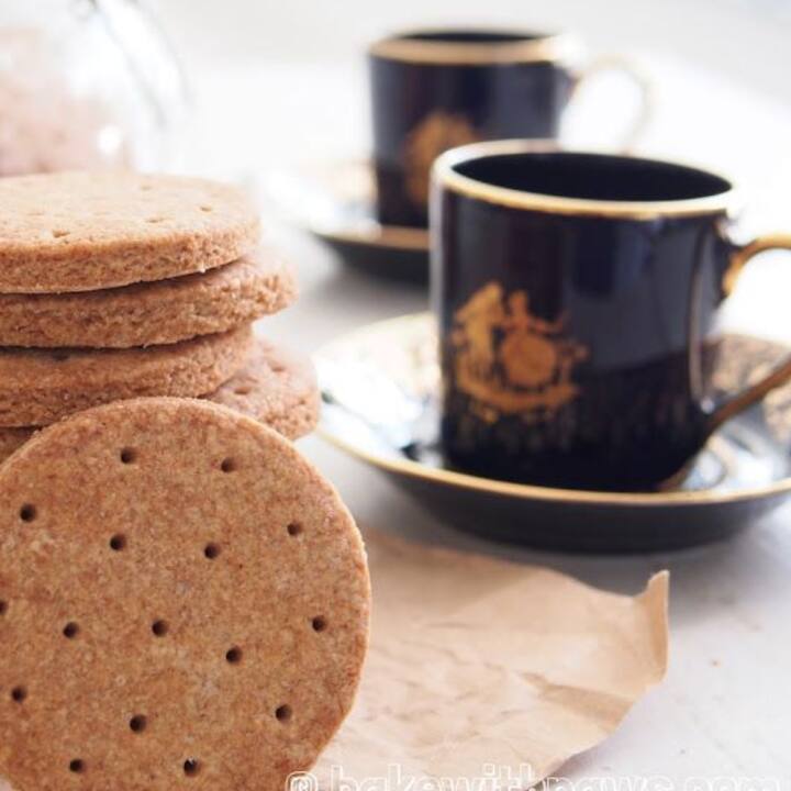 A digestive biscuit contains about 50 calories, which can lead to weight gain. The sugar, fat and sodium present in it provide unhealthy calories to the body, which can be harmful to health.