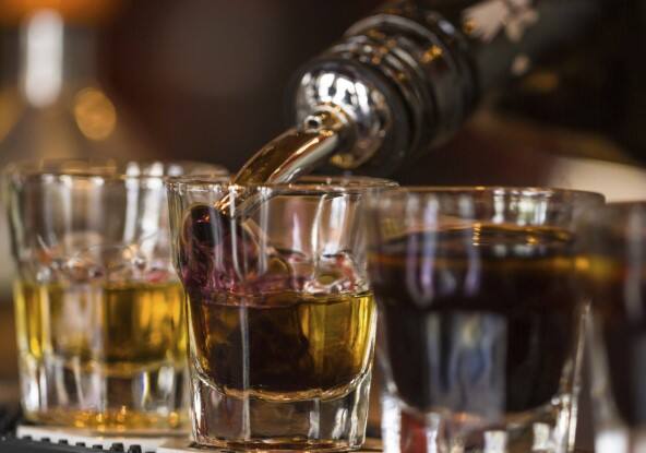 વ્હિસ્કી એ એક લોકપ્રિય પીણું છે જેનો ઉપયોગ લોકો સદીઓથી અમુક સ્વાસ્થ્ય સમસ્યાઓના ઈલાજ માટે અથવા માત્ર આનંદ માણવા માટે કરે છે. વ્હિસ્કી સ્વાસ્થ્ય લાભો આપી શકે છે, પરંતુ જો તેનો વપરાશ મર્યાદિત હોય તો જ. વધુ પડતી વ્હિસ્કી તમારા સ્વાસ્થ્યને ગંભીર નુકસાન પહોંચાડી શકે છે. તો ચાલો જાણીએ વ્હિસ્કીના ફાયદા અને ગેરફાયદા શું છે?