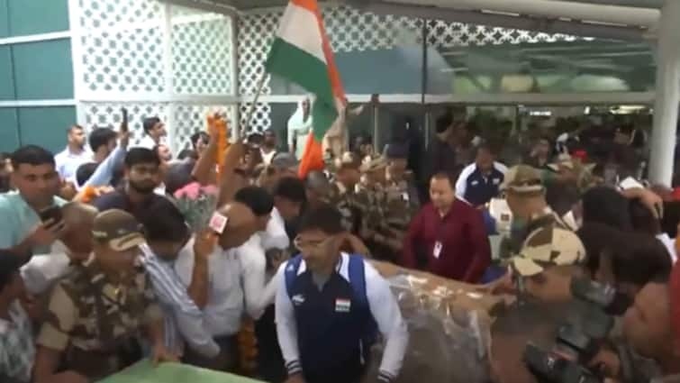 India Pralympics 2024 Contingent Returns To Hero Welcome Delhi Airport video India's Paralympics 2024 Contingent Returns To A Hero's Welcome At Delhi Airport – WATCH