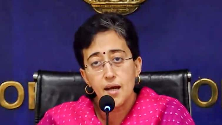 Delhi PWD minister Atishi instructions not to demolish Madrasi Camp Slum know details दिल्ली की मंत्री आतिशी ने मद्रासी कैंप झुग्गी बस्ती में ध्वस्तीकरण नहीं करने का दिया निर्देश, जानें क्या कहा?