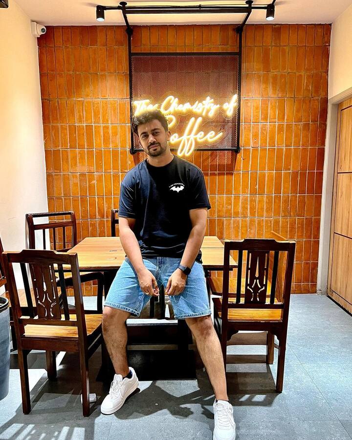ఆర్మీలోకి వెళ్లాలనే పట్టుదలతో స్కూల్, కాలేజీలో NCC కూడా చేశాడు..స్పోర్స్ లో యాక్టివ్ గా పాల్గొనేవాడు. కానీ యాక్సిడెంట్ తన జీవితాన్ని మార్చేసింది.. లిగమెంట్ దెబ్బతినడంతో ఆర్మీలో చేరాలన్న కల కలగానే మిగిలిపోయింది. ఆర్మీ ఆశలు వదులుకుని రెడీయో జాకీగా అవతారం ఎత్తాడు..ప్రస్తుతం సీరియల్ హీరోగా మంచి క్రేజ్ సంపాదించుకున్నాడు నిరంజన్..
