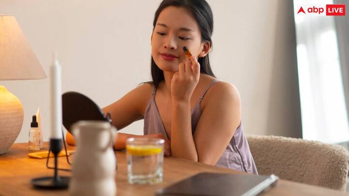 अपना चेहरा साफ करें: कोरियाई त्वचा को चमकदार बनाने के लिए डीप क्लींजिंग बहुत ज़रूरी है. अपने चेहरे को माइसेलर क्लींजिंग वॉटर से दो बार साफ करें और चमकदार त्वचा के लिए नींबू युक्त फेसवॉश चुनें. क्लींजिंग वॉटर आपके चेहरे को अंदर से साफ करती है.