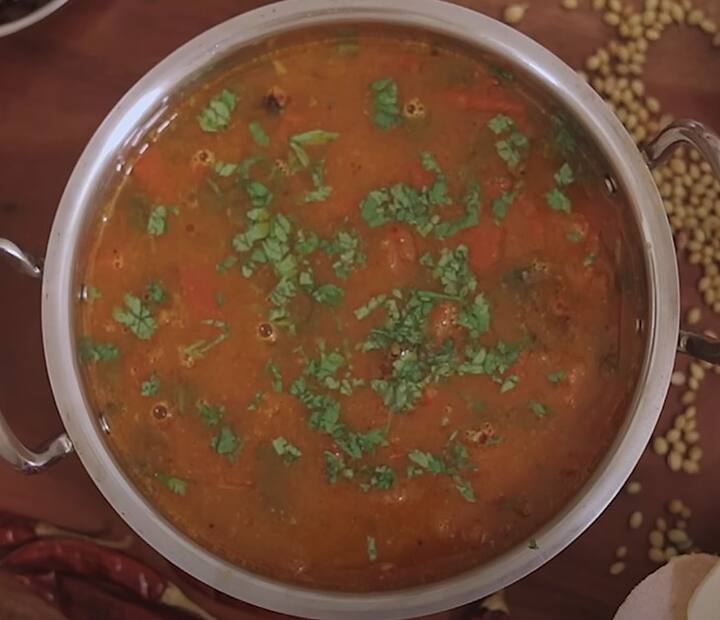 அடுத்தது புளி கலந்த தண்ணீரை சேர்த்து கையால் கலந்து விடவும். தேவைப்பட்டால் தண்ணீர் சேர்த்து கொள்ளவும்.