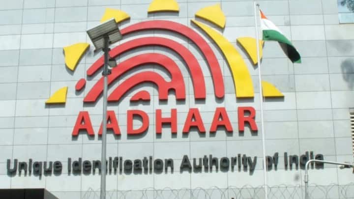 इनमें अपना नाम, पिता का नाम ,अपना पता, जन्मतिथि, लिंग, मोबाइल नंबर और ईमेल आईडी जैसी चीजें शामिल हैं.