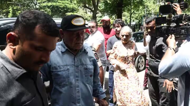 মালাইকার যখন ১১ বছর বয়স, বিবাহবিচ্ছেদ হয়ে যায় তাঁর মা ও বাবার। মায়ের কাছে বড় হলেও, বাবার সঙ্গে সুসম্পর্ক ছিল বরাবরের।