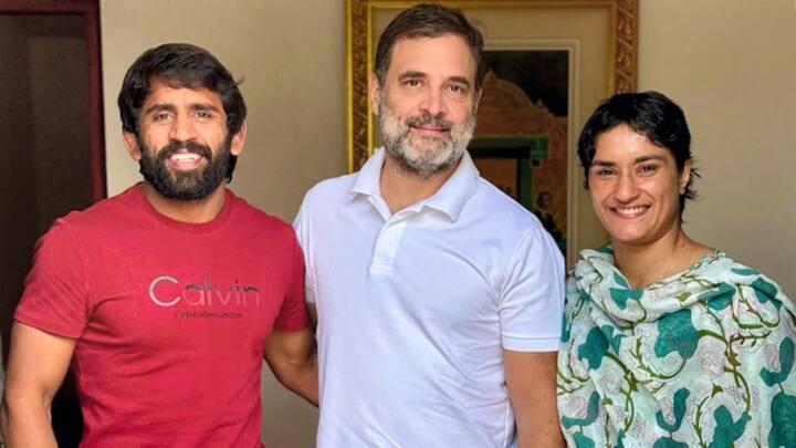 ओलंपियन विनेश फोगाट ने हरियाणा विधानसभा चुनाव से पहले कांग्रेस पार्टी का हाथ थाम लिया है. विनेश फोगाट को कांग्रेस ने हरियाणा विधानसभा चुनाव में जुलाना से टिकट दिया है.