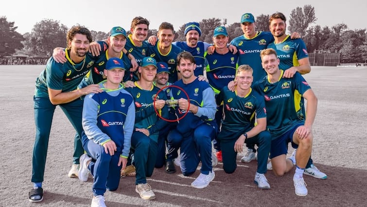 Australia team in splits as they receive Cup for winning T20I series against Scotland video viral Cricket News Marathi Australia VS Scotland : ऑस्ट्रेलियाची उडाली खिल्ली! ट्रॉफीच्या नावाखाली दिली 'वाटी', VIDEO व्हायरल