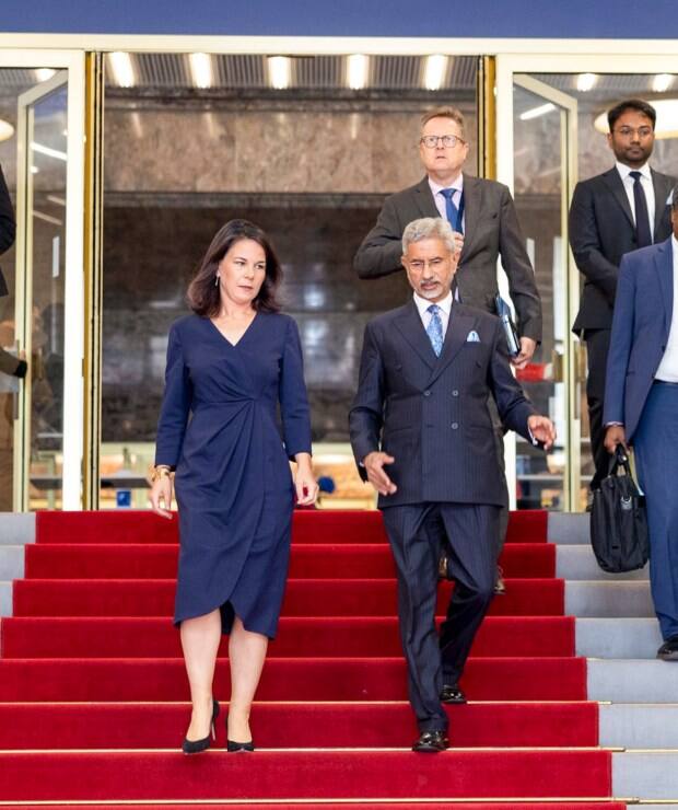 जर्मनी की विदेश मंत्री एनालेना बेयरबॉक ने भारत की मेट्रो ट्रेन और यूनिफाइड पेमेंट इंटरफेस (UPI) सर्विस की तारीफ की है. विदेश मंत्री डॉ एस जयशंकर 10 और 11 सितंबर को जर्मनी के दौरे पर हैं. मंगलवार (10 सितंबर, 2024) को यहां उन्होंने एक कार्यक्रम में भाग लिया.