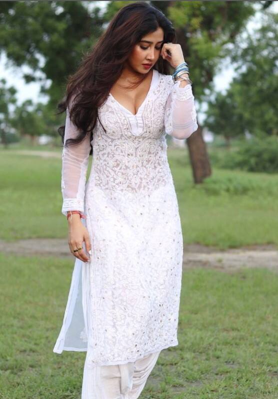 ਮਸ਼ਹੂਰ ਇੰਫਲੁਇੰਸਰ ਨੇ ਬਿਨਾਂ ਬ੍ਰਾ ਤੋਂ ਸ਼ੇਅਰ ਕੀਤੀਆਂ ਤਸਵੀਰਾਂ, ਇੰਟਰਨੈੱਟ 'ਤੇ ਮੱਚੀ ਤਰਥੱਲੀ