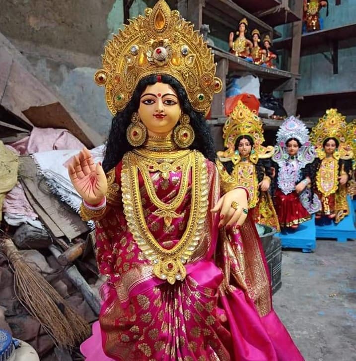 জ্যোতিষ শাস্ত্র অনুসারে লক্ষ্মী-নারায়ণ যোগ খুবই শুভ। যাঁর উপর মা লক্ষ্মীর আশীর্বাদ বর্ষিত হয়, তার জীবন আনন্দে ভরে যায়।