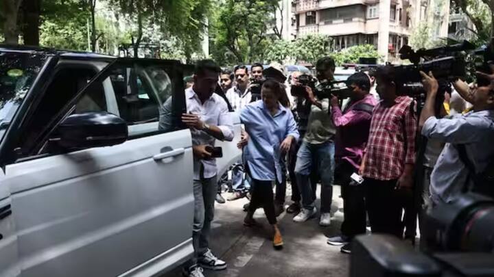 মালাইকার বোন অমৃতা আরোরাও স্বামীর সঙ্গে এসে পৌঁছন। গাড়ি থেকে নেমে ফ্ল্যাটে যাওয়ার পথে কান্না ধরে রাখতে পারেননি তিনি। তাঁকে সামলাতে দেখা যায় স্বামী শাকিলকে।