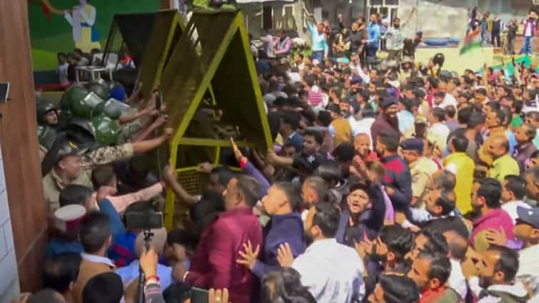 Shimla Mosque Row Police Lathi Charge Protestors Sanjauli Market Cop Injured During Clash Sukhvinder Singh Sukhu Updates Shimla Mosque Row: Police Lathi Charge Protestors At Sanjauli Market, Cop Injured During Clash — Updates