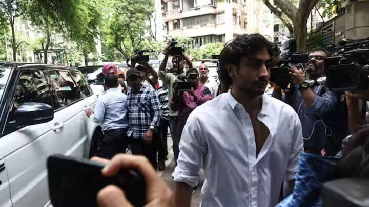 মালাইকা ও আরবাজের ছেলে আরহানও এসে পৌঁছন। ভিড় করা কারও সঙ্গে কথা না বলেই ভিতরে ঢুকে যান তিনি।