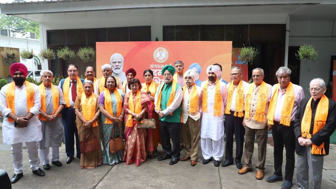 Elections 19 eminent personalities joined BJP Hardeep Singh Puri NDA PM Narendra Modi See Full List चुनाव से पहले BJP को मिला बूस्ट! जानें- कौन हैं वो 19 हस्तियां, जो PM मोदी के मिशन को और करेंगी मजबूत