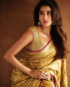 Janhvi Kapoor Has Boyfriend Shikhar Pahariya's 'Mind Blown' With Her 'GOLD' Look; SEE PICS