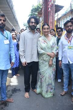 पत्नी पत्रलेखा के साथ नंगे पैर लाल बाग के राजा के दर्शन करने गए राजकुमार राव, सादगी ने जीता दिल