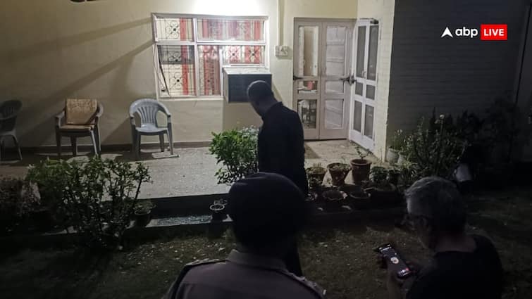 Chandigarh hand grenade thrown in premises of house in Sector 10 चंडीगढ़ के पॉश इलाके सेक्टर-10 में घर में फेंका गया हैंड ग्रेनेड, ऑटो से आए थे बदमाश