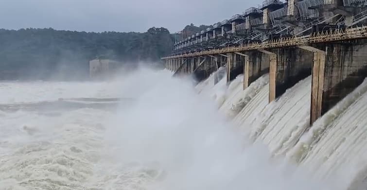 Rain News Kadana Dam overflow due to heavy rain and water income in the Mahisagar river monsoon updates Mahisagar Rain: કડાણા ડેમનું જળસ્તર વધ્યુ, 21 ગેટ ખોલીને મહીસાગરમાં છોડાઇ રહ્યું છે પાણી, 106 ગામોને કરાયા એલર્ટ