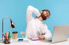 લાંબા સમય સુધી ખુરશી પર બેસીને કામ કરતા હોવ તો સાવધાન, આ અંગોને થઇ રહ્યું છે નુકસાન