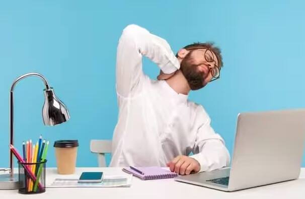 જો તમે લાંબા સમય સુધી એક જ સ્થિતિમાં ખુરશી પર બેસો અને કોઈપણ હલનચલન ન કરો તો તમારા શરીરનો નીચેનો ભાગ વધવા લાગે છે અને અહીં ચરબી જમા થવા લાગે છે.