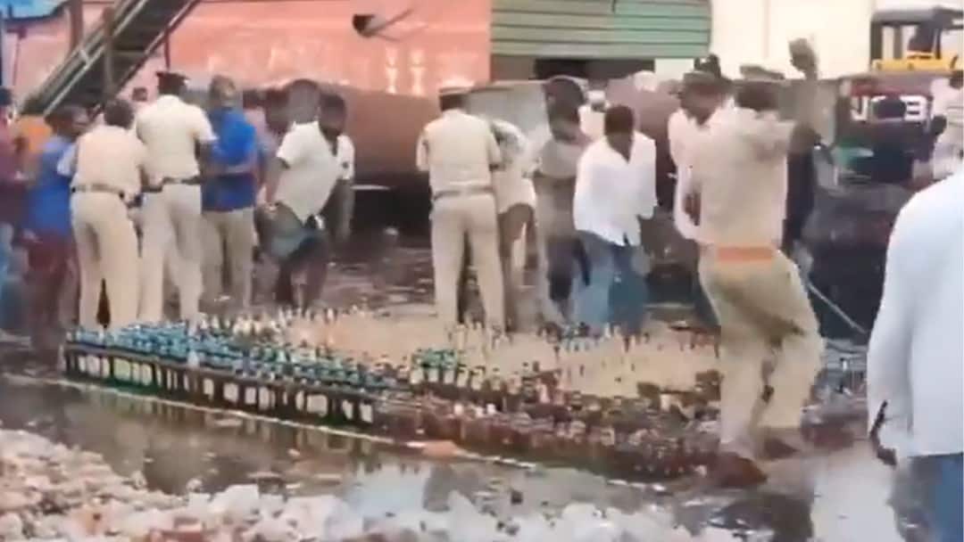 Viral Video: ஒரே ஒரு பீர் சார்..! பட்டப்பகலில் போலீசாரிடமிருந்தே மதுபாட்டில்களை திருடிய குடிமகன்கள், வீடியோ வைரல் andhra Cops Try To Destroy Liquor Bottles With Bulldozer Locals Steal Them videos goes viral Viral Video: ஒரே ஒரு பீர் சார்..! பட்டப்பகலில் போலீசாரிடமிருந்தே மதுபாட்டில்களை திருடிய குடிமகன்கள், வீடியோ வைரல்