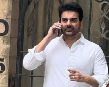 दुख की इस घड़ी में मलाइका अरोड़ा के एक्स हसबैंड अरबाज खान ने उन्हें अकेला नहीं छोड़ा. वे उनके पिता के निधन की खबर मिलते ही उनके घर पहुंचे.