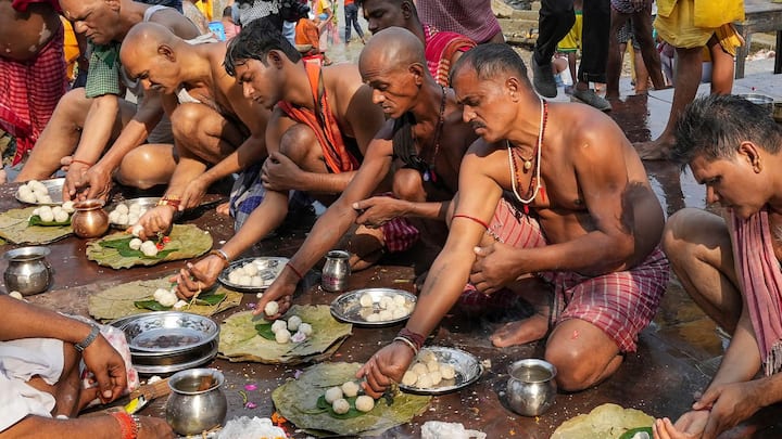 যাঁরা তর্পণ করবেন তাঁদের এই সময় নখ, চুল ও দাড়ি কাটা উচিত নয়(ছবি সৌজন্য- পিটিআই)