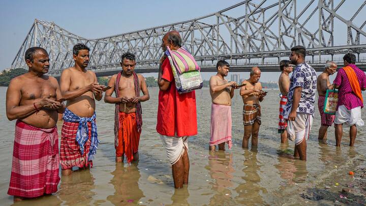 পূর্বপুরুষ সন্তুষ্ট রাখার জন্য এই সময় বাড়িতে কারও জন্মদিন পালন না করার পরামর্শ দেওয়া হয়েছে।(ছবি সৌজন্য- পিটিআই)