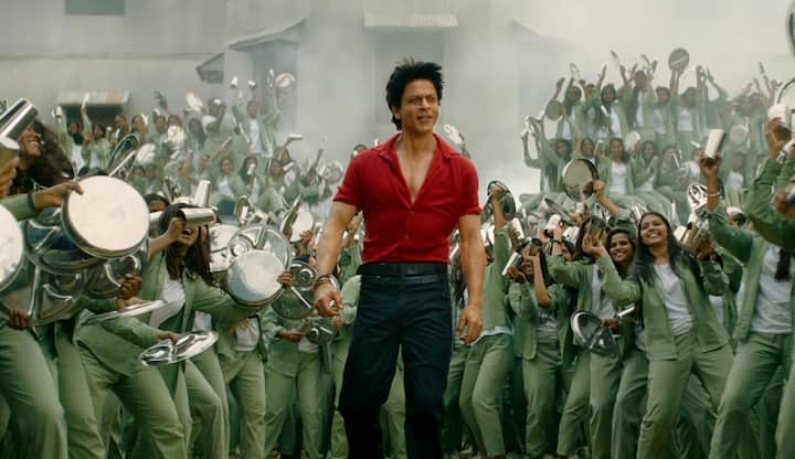 शाहरुख खान ने 2023 में पठान, जवान और डंकी के साथ चार साल के ब्रेक के बाद बड़े पर्दे पर धमाकेदार वापसी की थी. उनकी तीन फिल्मों ने मिलकर 2500 करोड़ रुपये से ज्यादा की कमाई की थी.