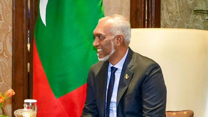 मालदीव के राष्ट्रपति मोहम्मद मिइज्जू की सरकार ने मंगलवार को बताया कि भारत के प्रधानमंत्री नरेंद्र मोदी के खिलाफ आपत्तिजनक टिप्पणी करने वाले दो मंत्रियों ने अपने पद से इस्तीफा दे दिया है. इस साल जनवरी में भी पीएम मोदी के खिलाफ 3 मंत्रियों ने आपत्तिजनक टिप्पणियां की थी, जिसके बाद मोहम्मद मुइज्जू ने उन मंत्रियों को निलंबित कर दिया था.