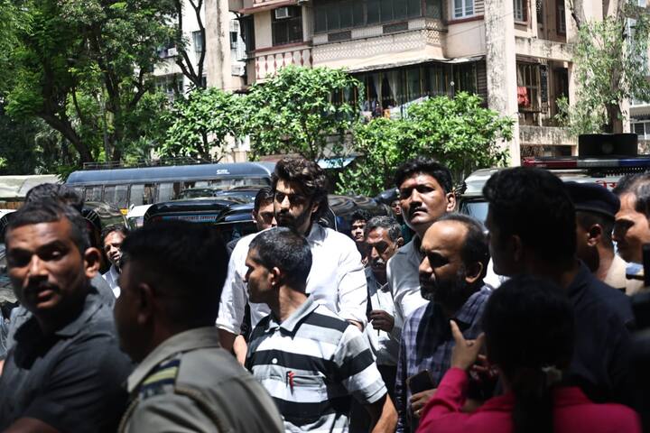 Arjun Kapoor also reached the residence soon after the news of Malaika's father's suicide was out.