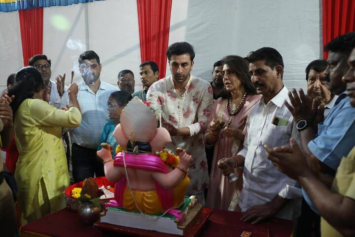 The mother-son duo were also seen praying with folded hands.
