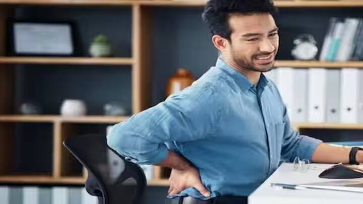 અનેક લોકો એવા હોય છે જેમને 8 થી 10 કે ક્યારેક 12 કલાક સુધી ખુરશી પર બેસીને કામ કરવું પડે છે, પરંતુ શું તમે જાણો છો કે જો તમે યોગ્ય રીતે યોગ્ય ખુરશી પર નહીં બેસો તો તમને ઘણી ગંભીર સમસ્યાઓનો સામનો કરવો પડી શકે છે.