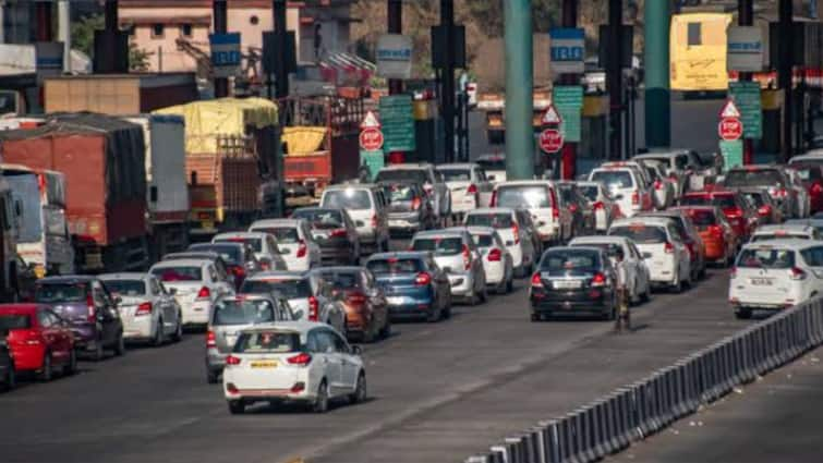 what to do as car owners to get toll charge exemption on highways what is gnss Toll Tax in Highways: ஜிஎன்எஸ்எஸ் சுங்க வரி வசூல் முறை - இதை செய்தால் 20 கி.மீ.,க்கு கட்டணம் ரத்து - அரசு அதிரடி திட்டம்