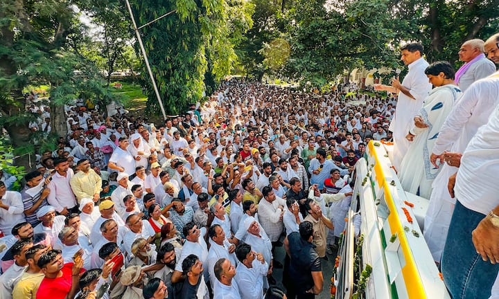 नामांकन दाखिल करने के दौरान विनेश फोगाट ने जो एफिडेविट जारी किया, उसमें उन्होंने साल 2023-2024 के लिए अपनी कुल आय 13 लाख 85 हजार 152 रुपये दर्ज कराई है.