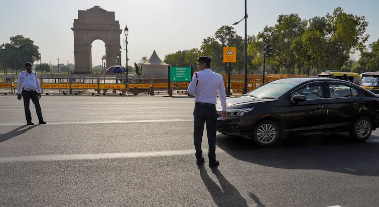 Delhi Traffic Challan Discount Announcement by Arvind Kejriwal Delhi Government Awaits LG Approval ANN केजरीवाल सरकार का बड़ा फैसला- चालान पर मिलेगी 50% की छूट, LG की मंजूरी का इंतजार