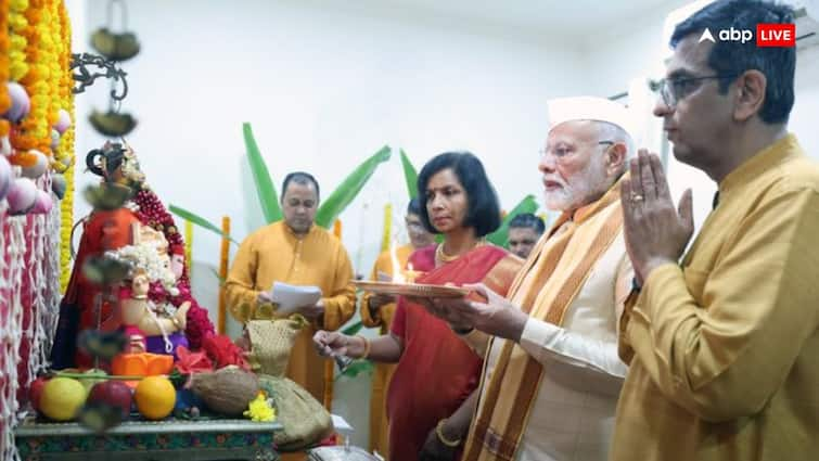 PM Narendra Modi participated in Ganpati puja at CJI DY Chandrachud residence video Photos: महाराष्ट्रियन लुक में CJI चंद्रचूड़ के घर पहुंचे पीएम मोदी, गणपति पूजा में हुए शामिल